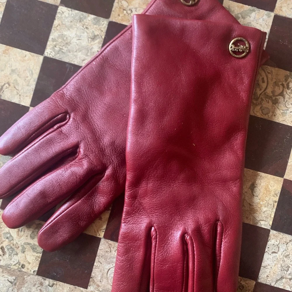 Sale PRE-VALENTINE!! NWOT COACH CHERRY RED LEATHER TECH GLOVES 7.5 NOT WORN - Picture 1 of 3